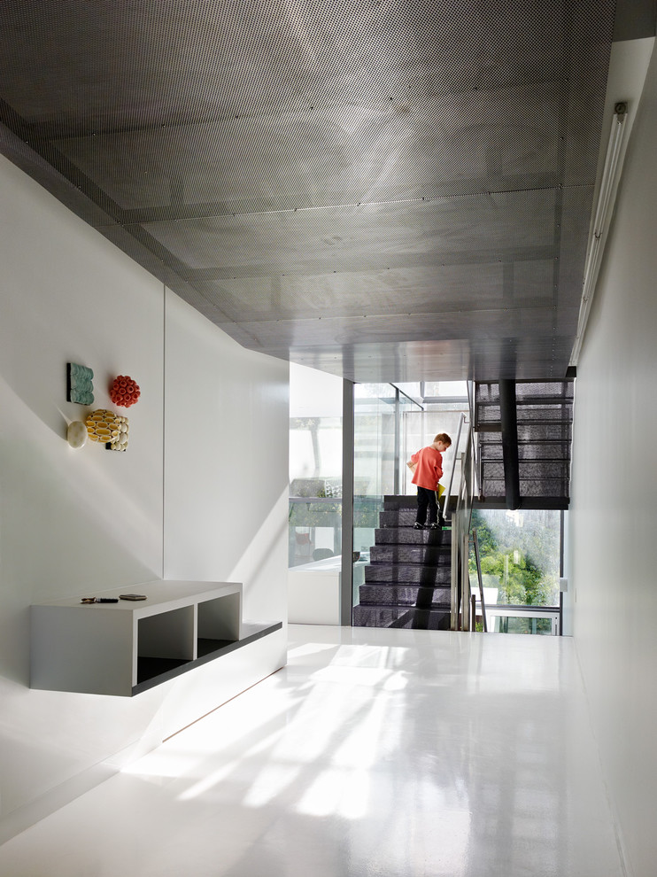Modelo de recibidores y pasillos modernos con paredes blancas, suelo blanco y iluminación