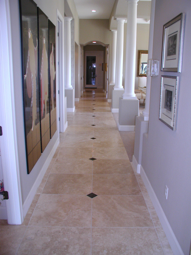 Ejemplo de recibidores y pasillos tradicionales grandes con suelo de travertino, suelo beige y paredes grises