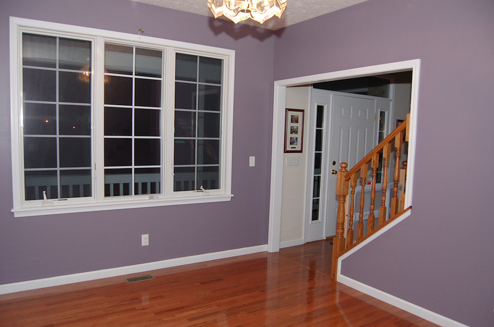 На фото: коридор среднего размера с фиолетовыми стенами и паркетным полом среднего тона с