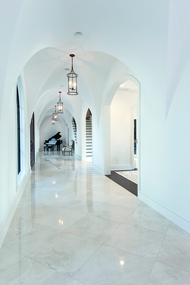タンパにある高級な広い地中海スタイルのおしゃれな廊下 (ベージュの壁) の写真
