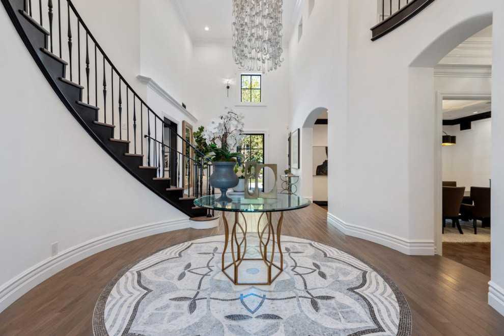 Cette image montre un couloir minimaliste avec un sol en marbre et un sol gris.