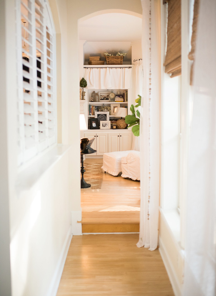Источник вдохновения для домашнего уюта: маленький коридор в средиземноморском стиле с белыми стенами и паркетным полом среднего тона для на участке и в саду
