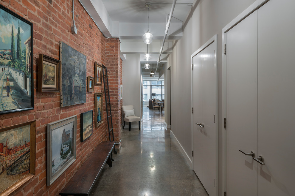 На фото: коридор в стиле лофт с красными стенами, бетонным полом и серым полом с