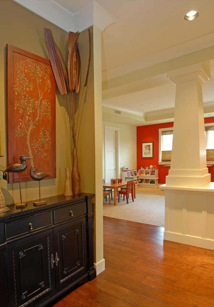 Ejemplo de recibidores y pasillos de estilo americano de tamaño medio con paredes beige, suelo de madera en tonos medios y suelo naranja