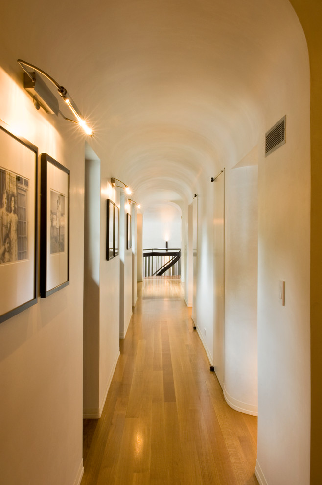 Идея дизайна: коридор среднего размера в современном стиле с белыми стенами, паркетным полом среднего тона и коричневым полом