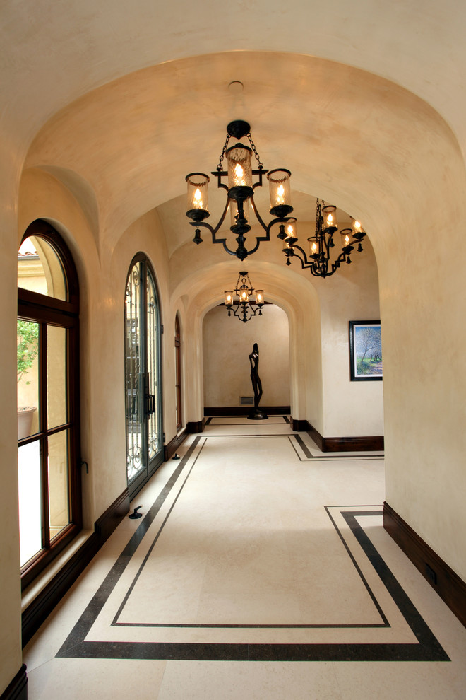 Medelhavsstil inredning av en hall, med beige väggar, marmorgolv och flerfärgat golv