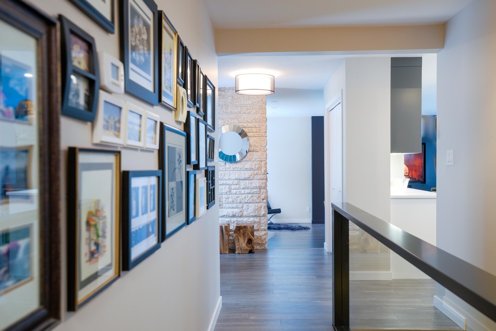 Источник вдохновения для домашнего уюта: коридор среднего размера в стиле ретро с серыми стенами и светлым паркетным полом