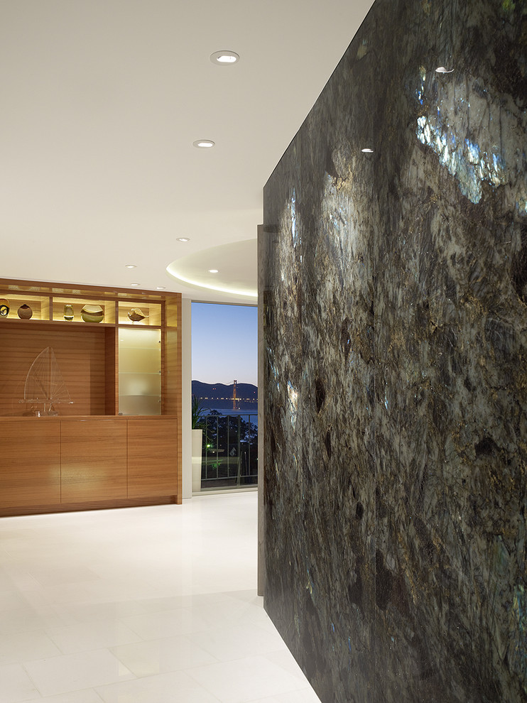 Inspiration pour un petit couloir design avec un mur gris et un sol en marbre.