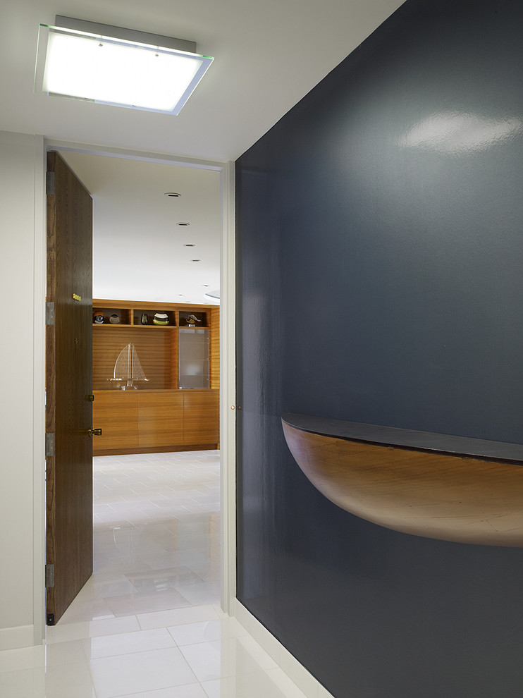 Inspiration för moderna hallar, med blå väggar, marmorgolv och vitt golv