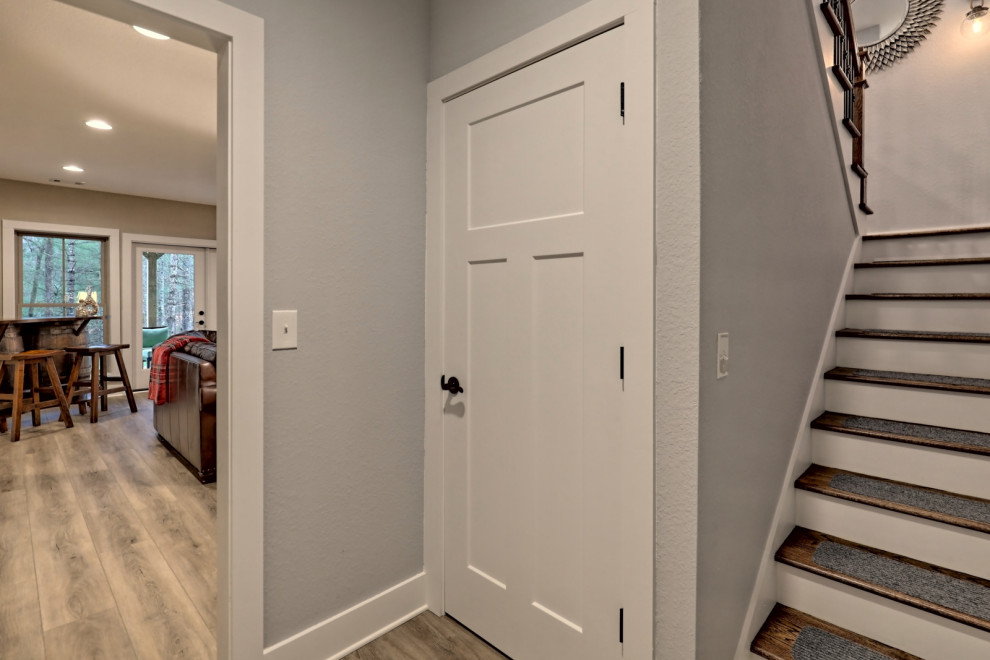 Источник вдохновения для домашнего уюта: коридор среднего размера в стиле кантри с серыми стенами, полом из винила и серым полом