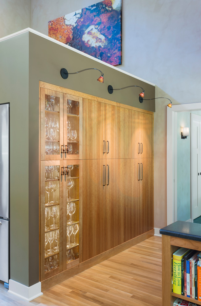 Idée de décoration pour un couloir design de taille moyenne avec un mur vert, parquet clair et un sol beige.