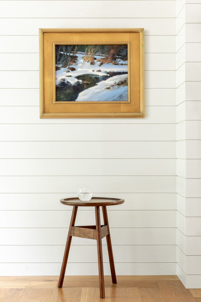 Imagen de recibidores y pasillos campestres con paredes blancas y suelo de madera en tonos medios