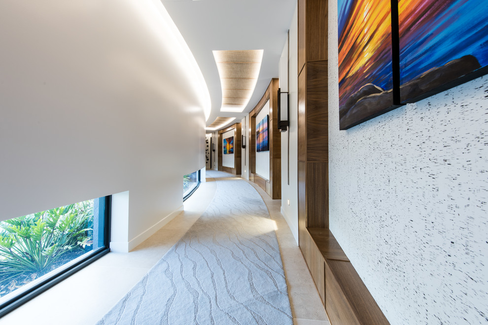パースにあるトロピカルスタイルのおしゃれな廊下 (白い壁、淡色無垢フローリング、ベージュの床) の写真