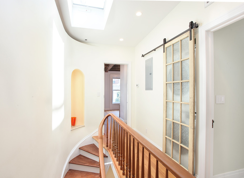 На фото: коридор среднего размера в стиле неоклассика (современная классика) с белыми стенами и светлым паркетным полом