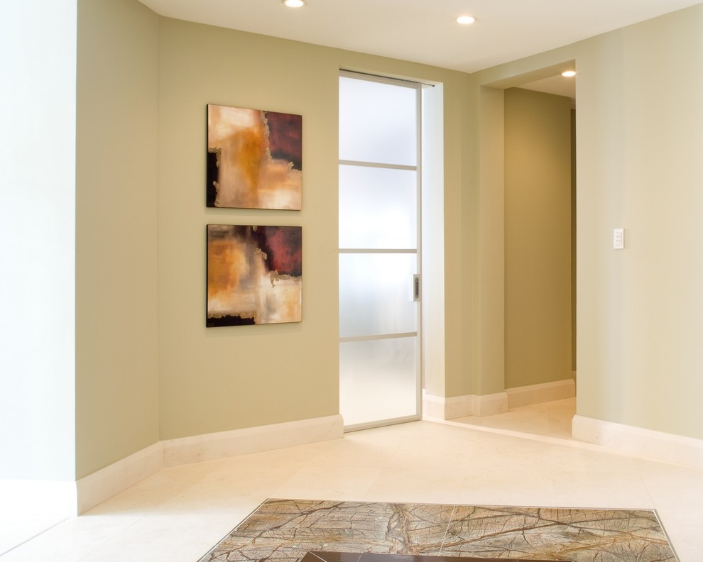 Immagine di un piccolo ingresso o corridoio contemporaneo con pareti beige e pavimento in marmo