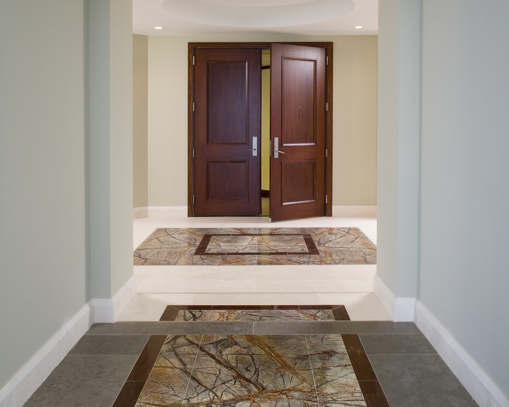 Aménagement d'un couloir contemporain de taille moyenne avec un mur beige et un sol en marbre.