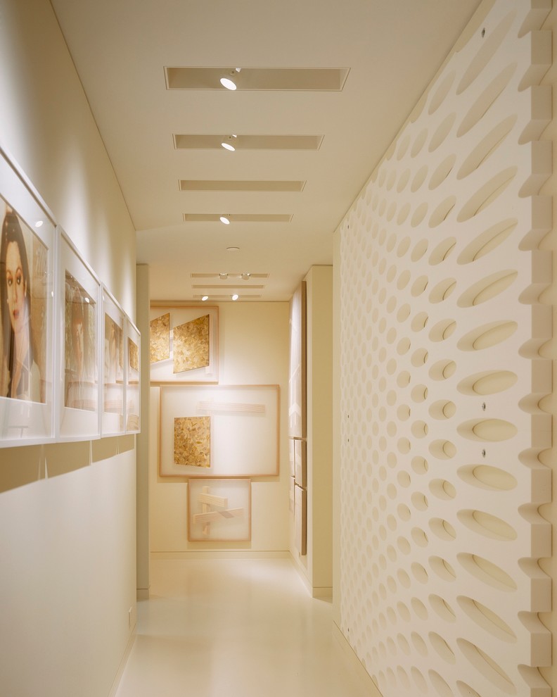 Пример оригинального дизайна: коридор: освещение в стиле модернизм с белыми стенами