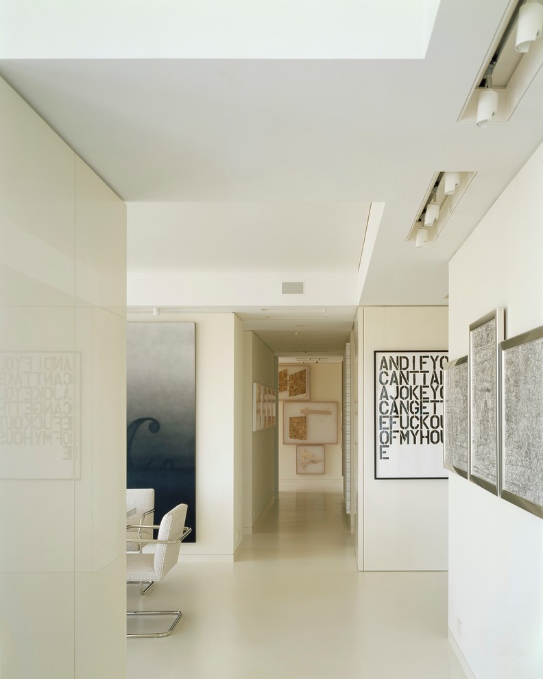 Idées déco pour un couloir moderne avec un mur blanc.
