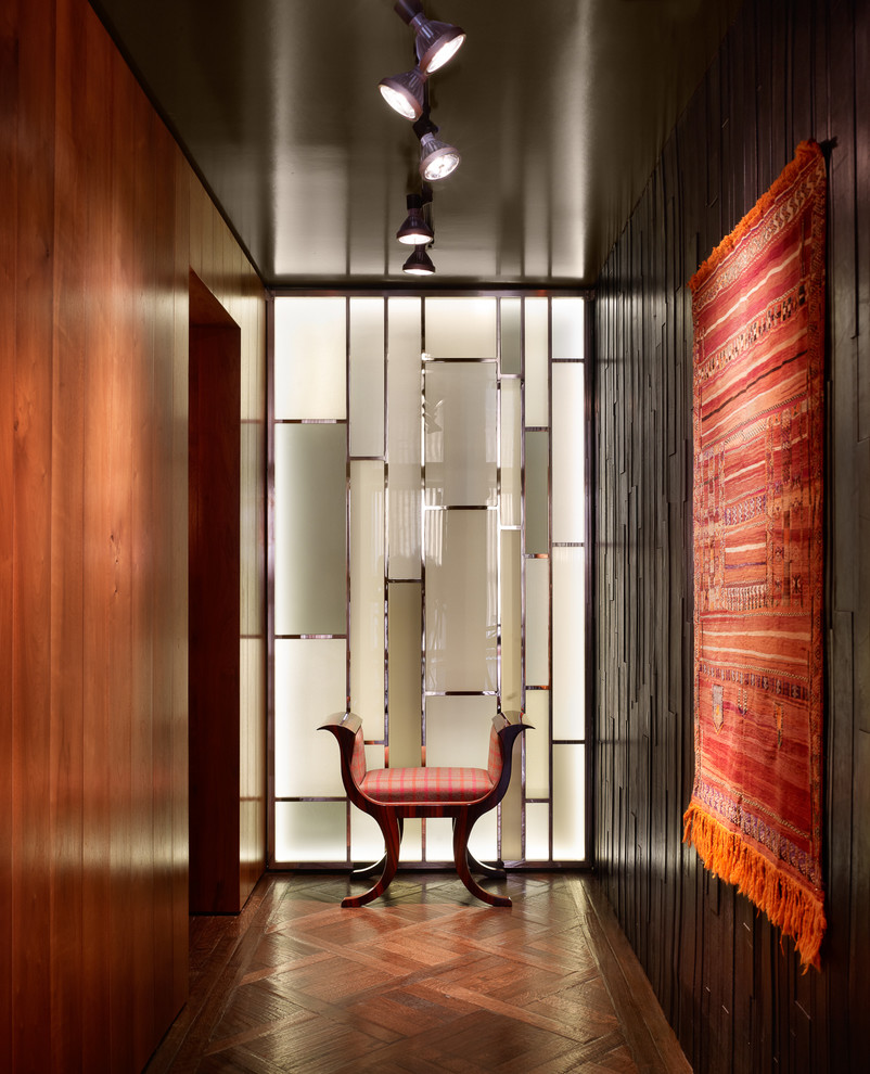 На фото: коридор: освещение в современном стиле с коричневыми стенами и темным паркетным полом
