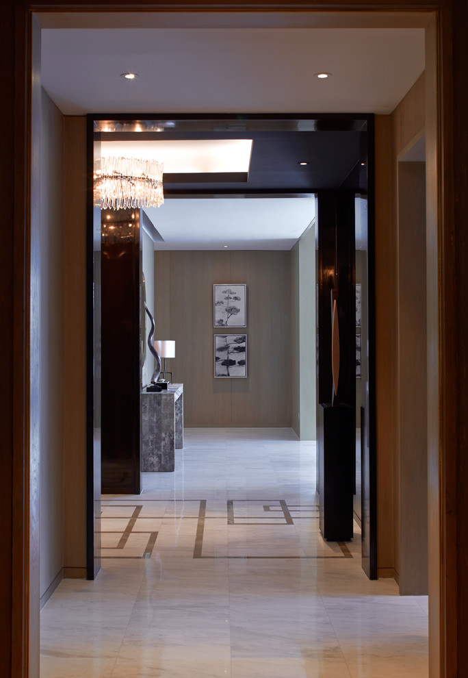 Esempio di un ingresso o corridoio design di medie dimensioni con pareti beige e pavimento in marmo