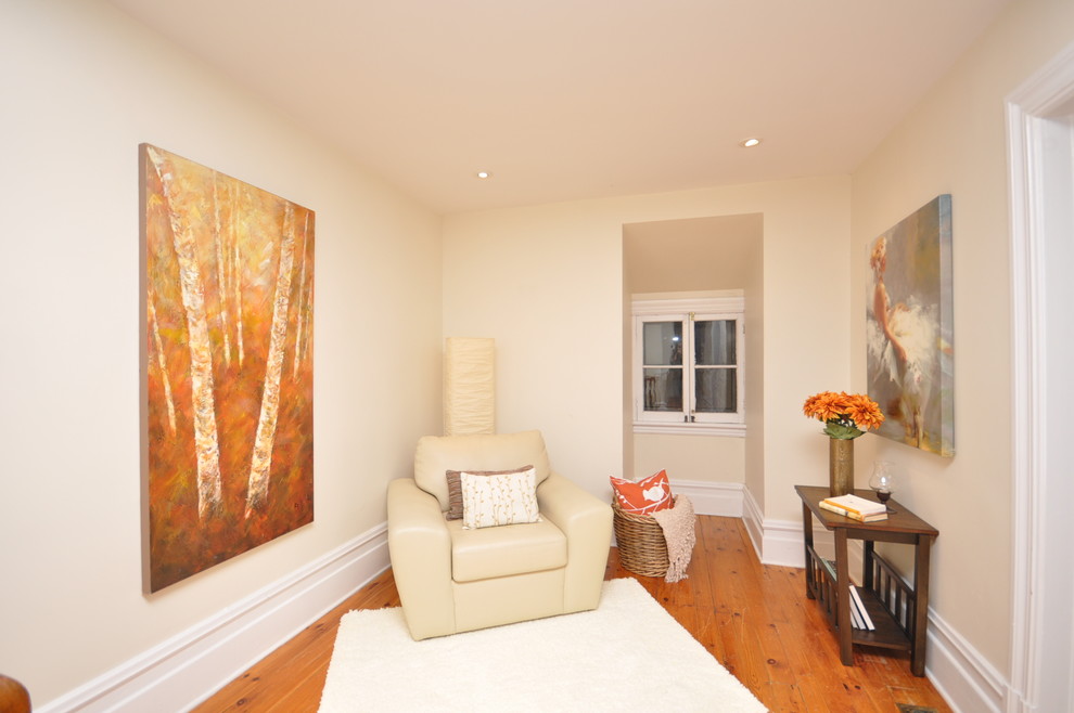 Idées déco pour un petit couloir contemporain avec un mur beige, un sol en bois brun et un sol orange.