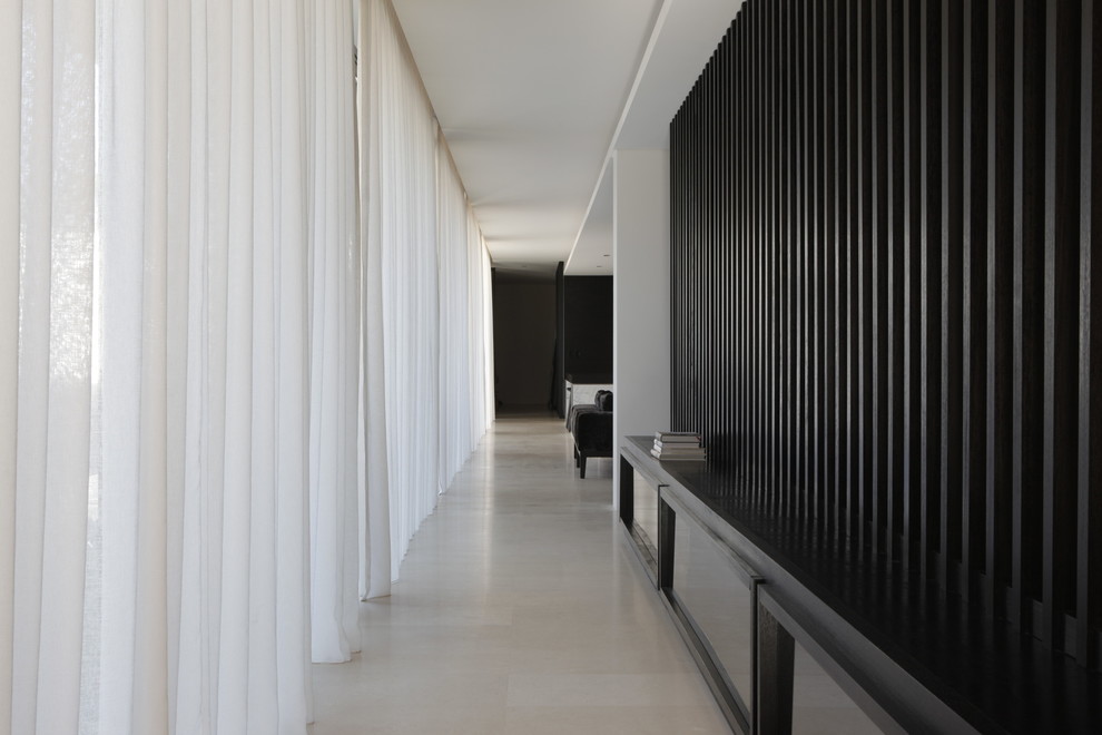 Idee per un ingresso o corridoio design con pareti bianche