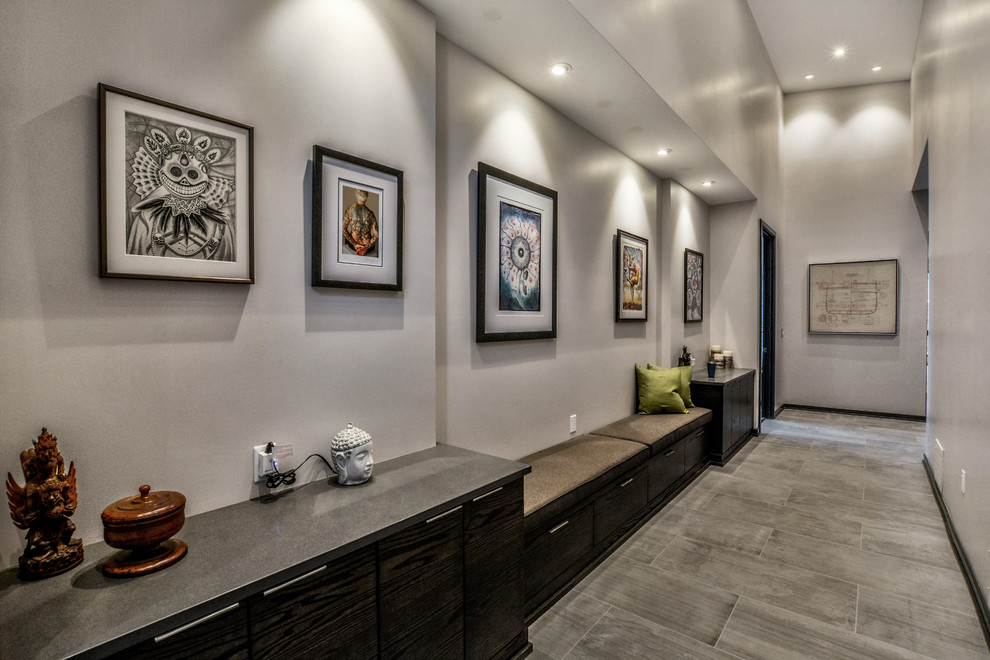 他の地域にある高級な広いコンテンポラリースタイルのおしゃれな廊下 (白い壁、磁器タイルの床、グレーの床) の写真