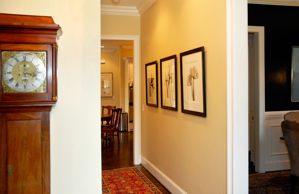 Immagine di un ingresso o corridoio chic di medie dimensioni con pareti beige e pavimento in legno massello medio
