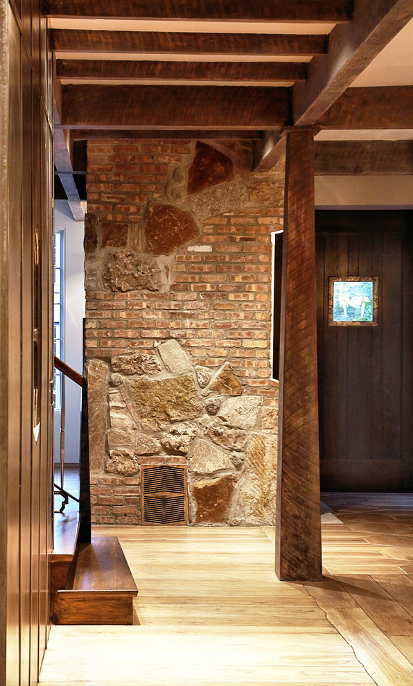 Esempio di un ingresso o corridoio minimal con pavimento in legno massello medio