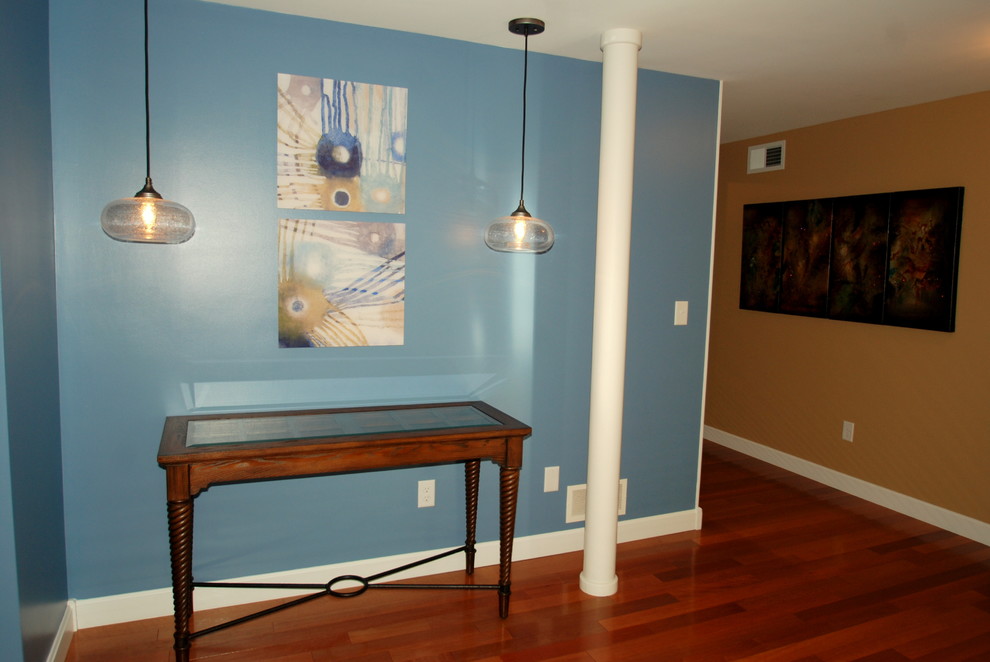 Ispirazione per un ingresso o corridoio chic di medie dimensioni con pareti blu e pavimento in legno massello medio