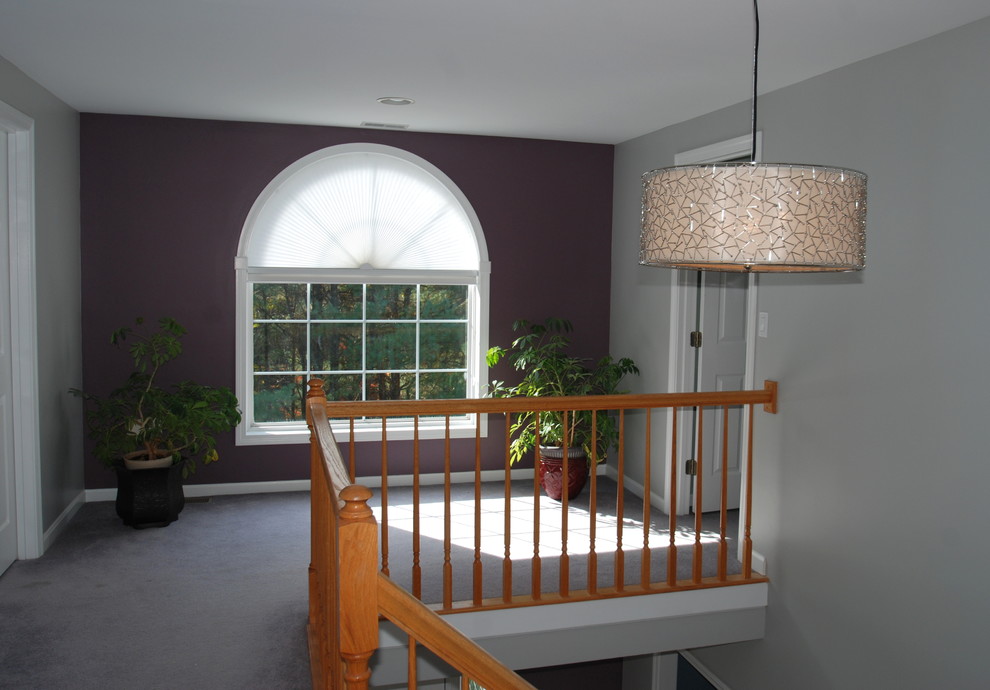 Стильный дизайн: большой коридор в стиле неоклассика (современная классика) с фиолетовыми стенами и ковровым покрытием - последний тренд