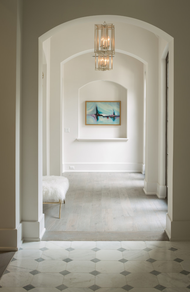 Klassischer Flur mit weißer Wandfarbe und hellem Holzboden in Houston