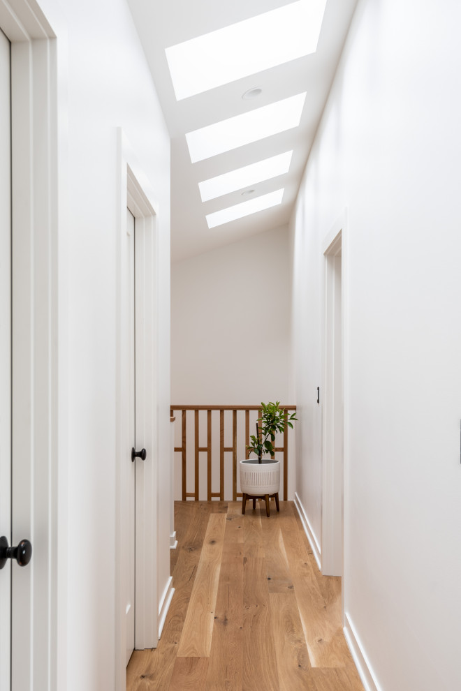 На фото: маленький коридор в стиле модернизм с белыми стенами и светлым паркетным полом для на участке и в саду с