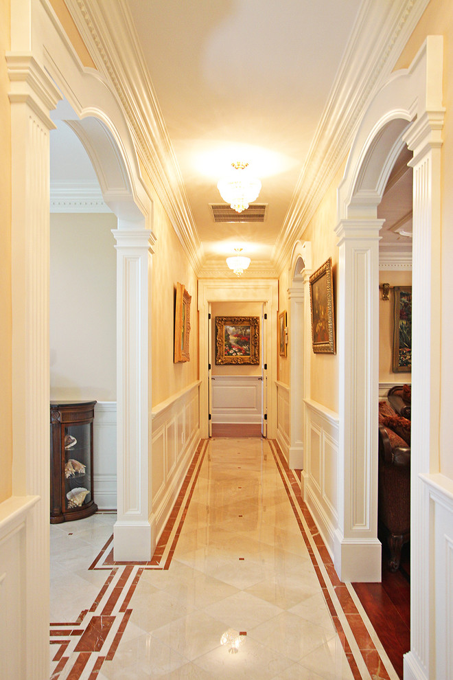 Klassisk inredning av en mellanstor hall, med beige väggar och linoleumgolv