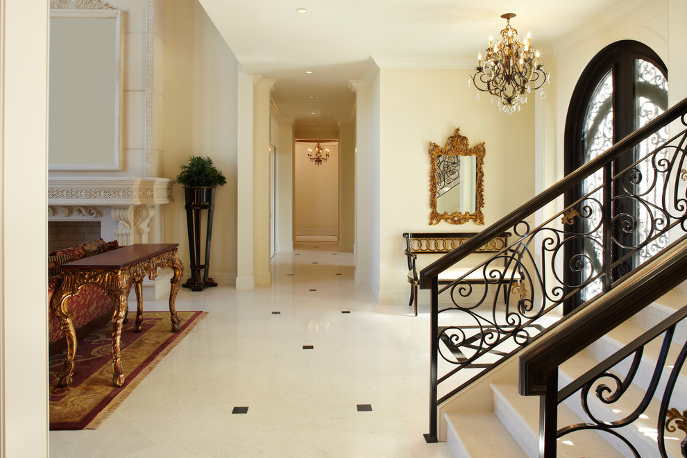Пример оригинального дизайна: огромный коридор в классическом стиле с желтыми стенами и мраморным полом