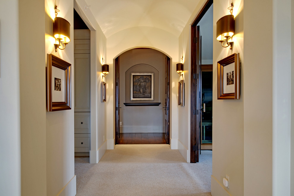 Exemple d'un grand couloir chic avec un mur beige et moquette.