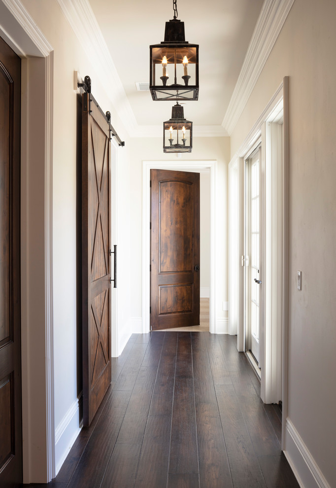 Imagen de recibidores y pasillos clásicos de tamaño medio con paredes grises, suelo de madera en tonos medios y suelo marrón