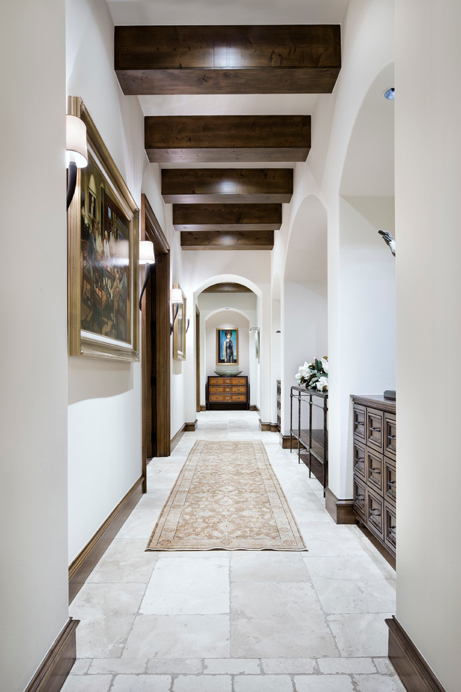 На фото: коридор в средиземноморском стиле с белыми стенами