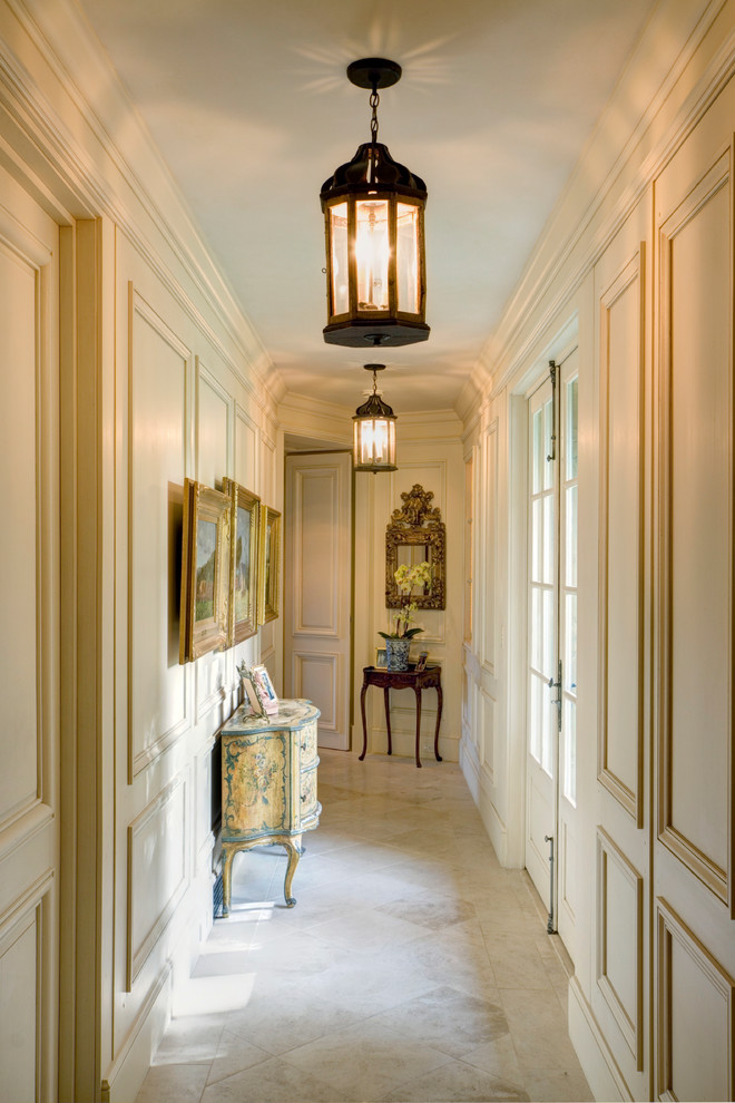 Пример оригинального дизайна: коридор: освещение в классическом стиле с мраморным полом, бежевым полом и бежевыми стенами