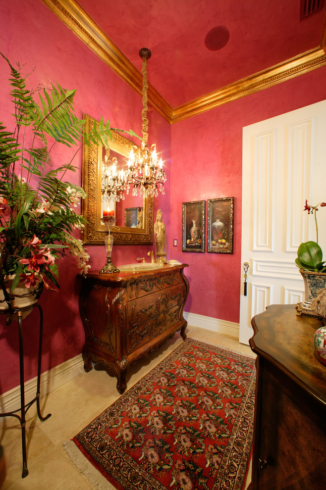 Inredning av en klassisk mellanstor hall, med rosa väggar och travertin golv