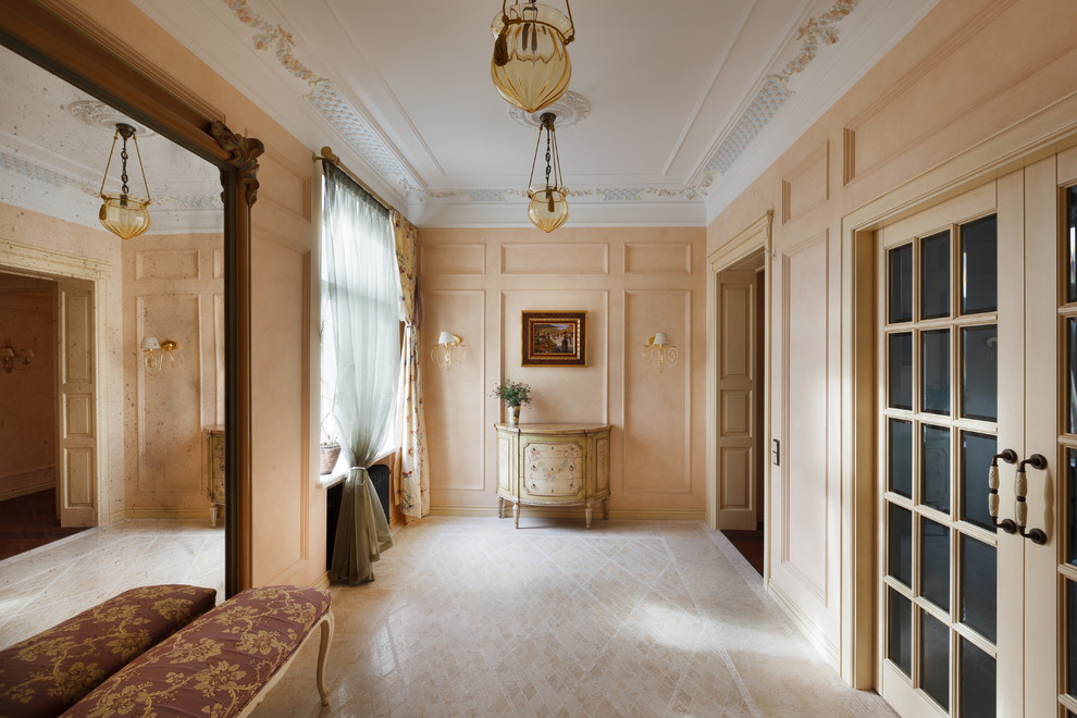 Imagen de recibidores y pasillos clásicos de tamaño medio con paredes beige y suelo de baldosas de cerámica