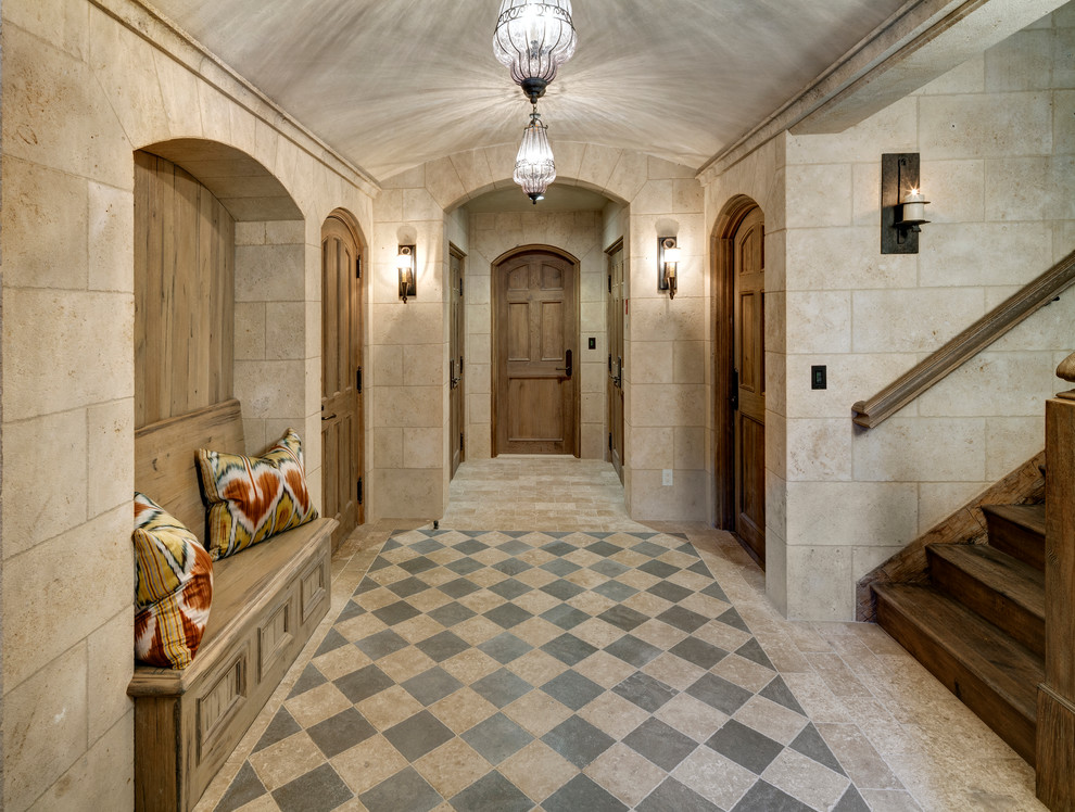 Пример оригинального дизайна: коридор в классическом стиле с бежевыми стенами и полом из известняка