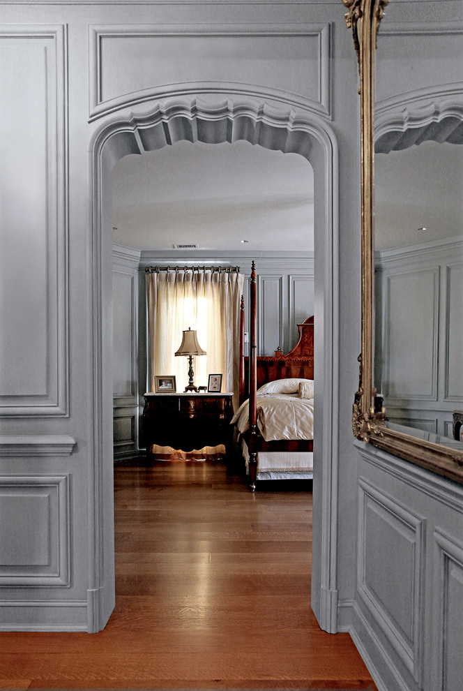 Diseño de recibidores y pasillos clásicos con paredes grises, suelo de madera en tonos medios y iluminación