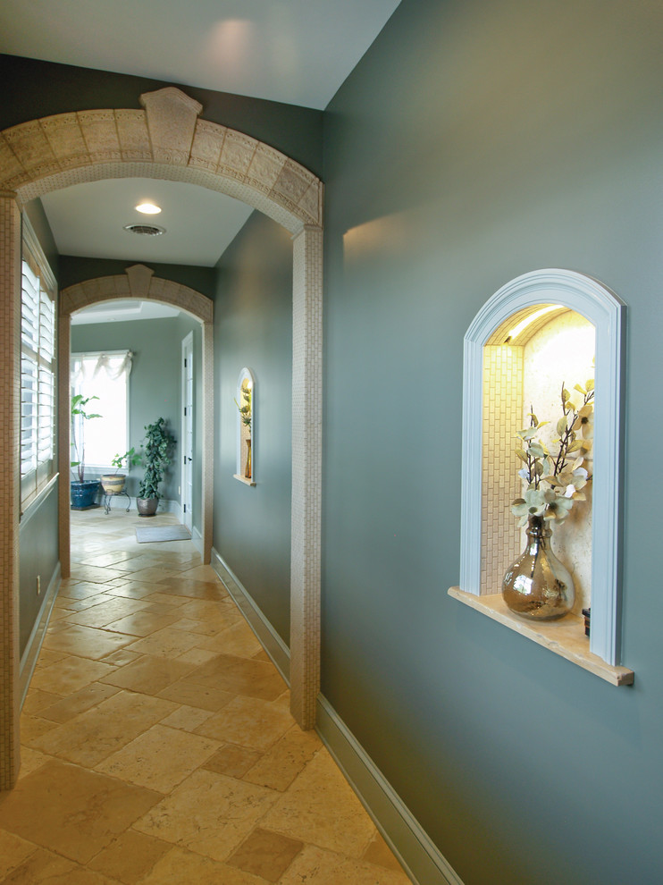 Diseño de recibidores y pasillos tradicionales de tamaño medio con paredes verdes, suelo de piedra caliza y suelo beige
