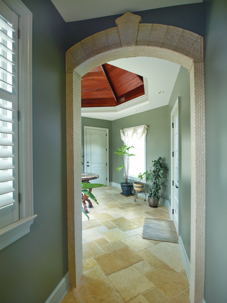 Imagen de recibidores y pasillos tradicionales de tamaño medio con paredes verdes, suelo de piedra caliza y suelo beige