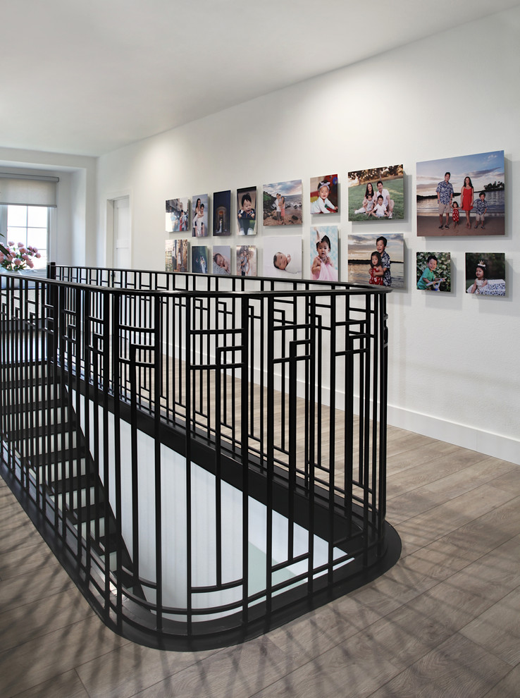 Idée de décoration pour un couloir design de taille moyenne avec un mur blanc, un sol gris et un sol en vinyl.