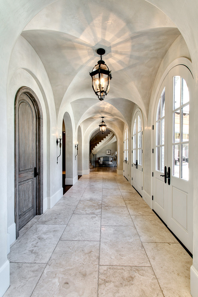 На фото: коридор: освещение в классическом стиле с серыми стенами
