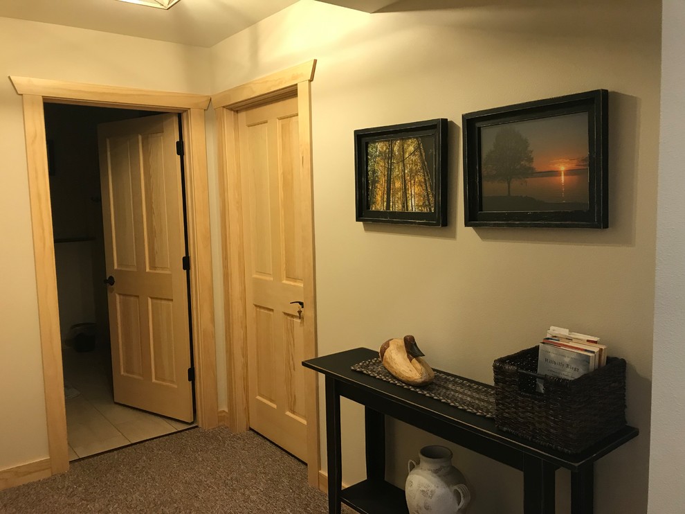 Rustikaler Flur mit beiger Wandfarbe, Teppichboden und braunem Boden in Milwaukee