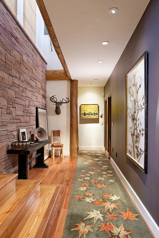 Foto de recibidores y pasillos tradicionales renovados con paredes marrones y suelo de madera clara