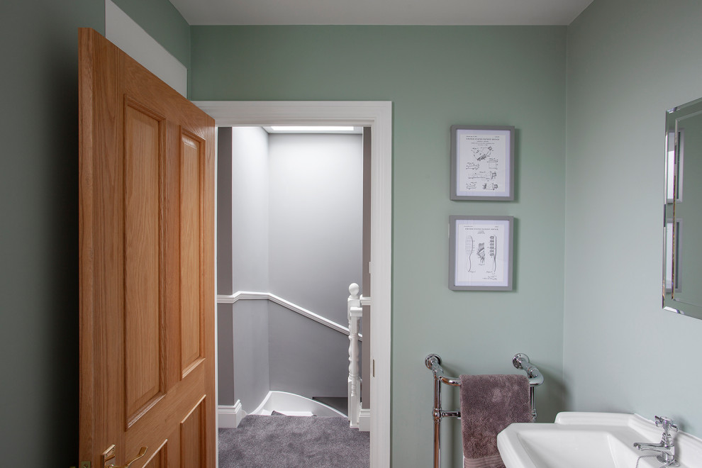 Стильный дизайн: коридор среднего размера в классическом стиле с зелеными стенами, ковровым покрытием и серым полом - последний тренд